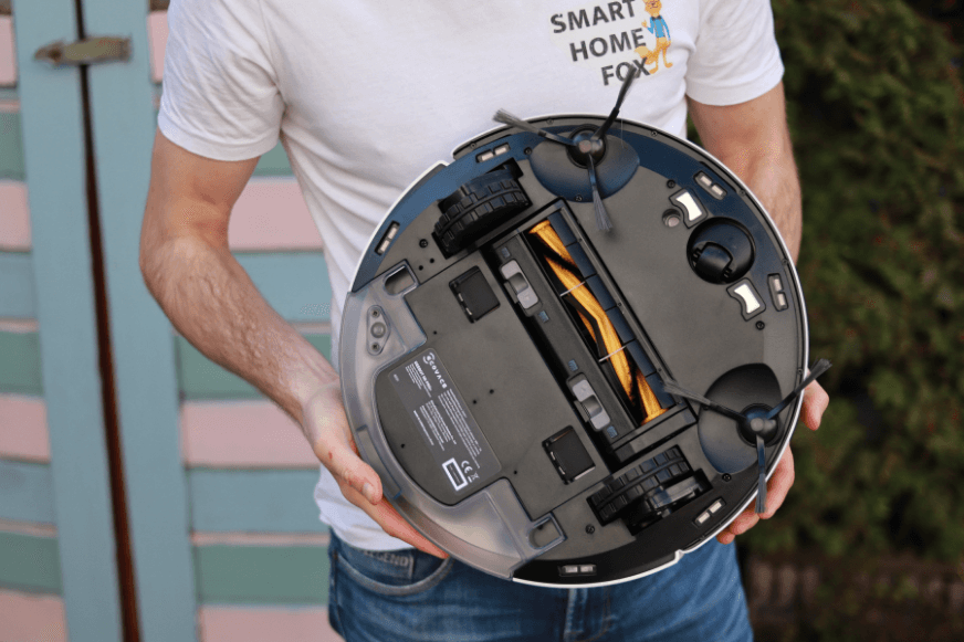 Ecovacs Deebot N8 Pro in der Nahansicht von unten